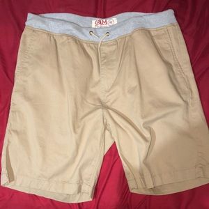 Men’s khaki shorts